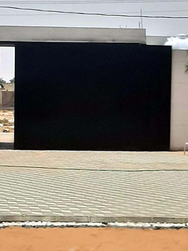 بوابة حديد سوداء - أبو حمزة للدهانات بالرياض